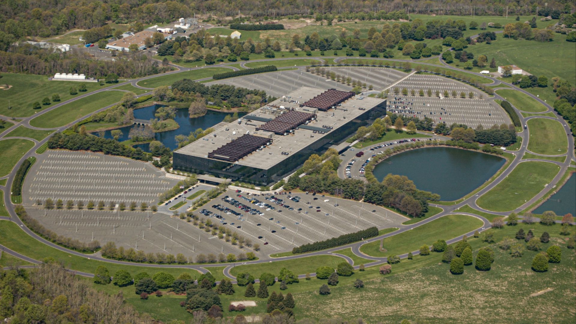 File:Bell Labs Holmdel, The Oval.jpg