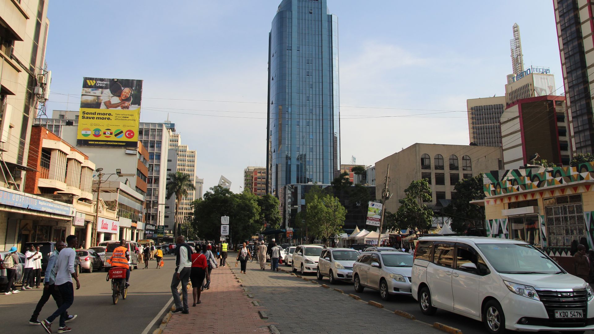 File:Downton Nairobi, Kenya, bustling with pedestrians and cars.jpg