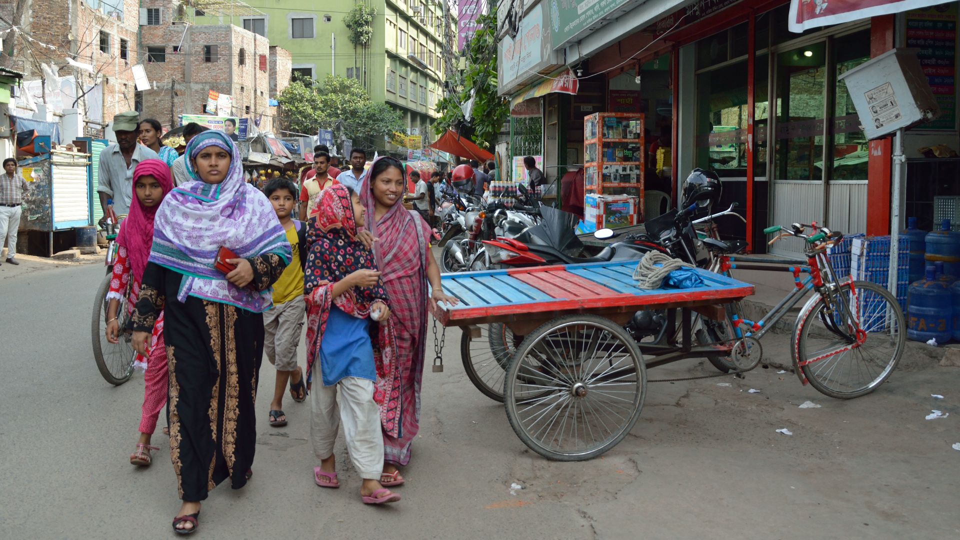 File:Pedestrians - Nazimuddin Road - Chankharpul - Dhaka 2015-05-31 2625.JPG