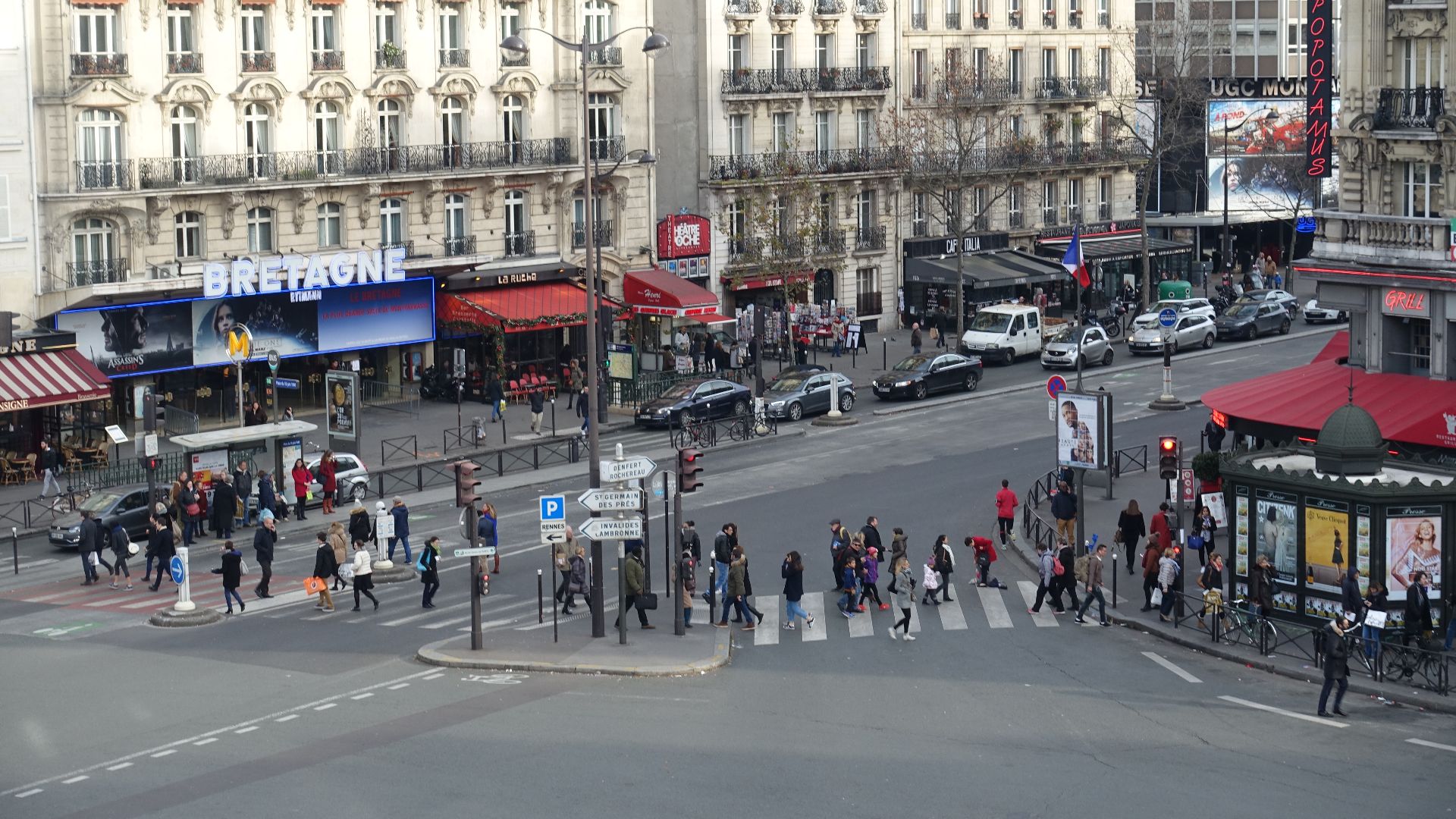 File:Pedestrian crossing, Boulevard du Montparnasse, Paris 21 December 2016.jpg