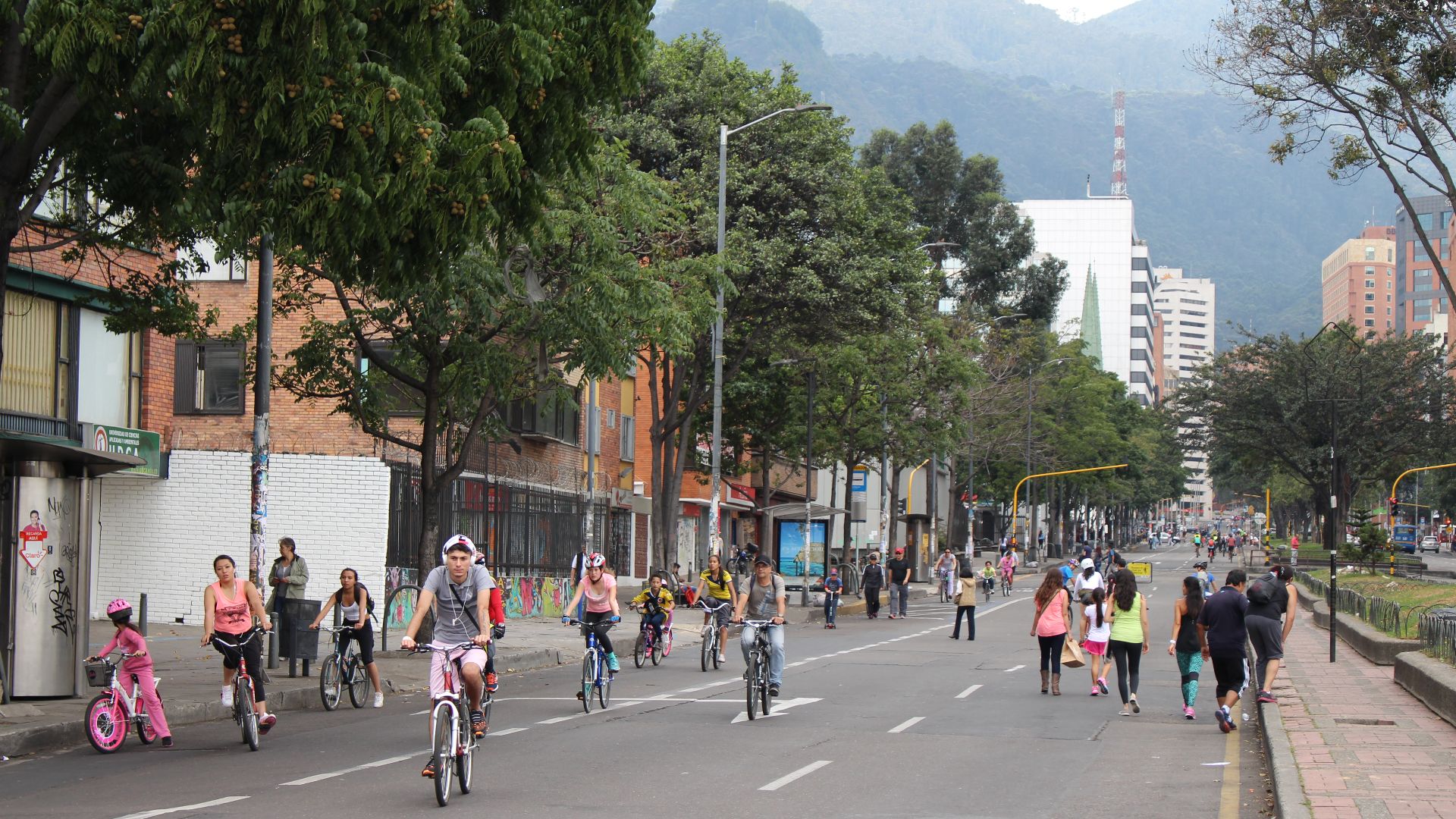 File:Ciclovia Bogotana en Avenida Chile.JPG