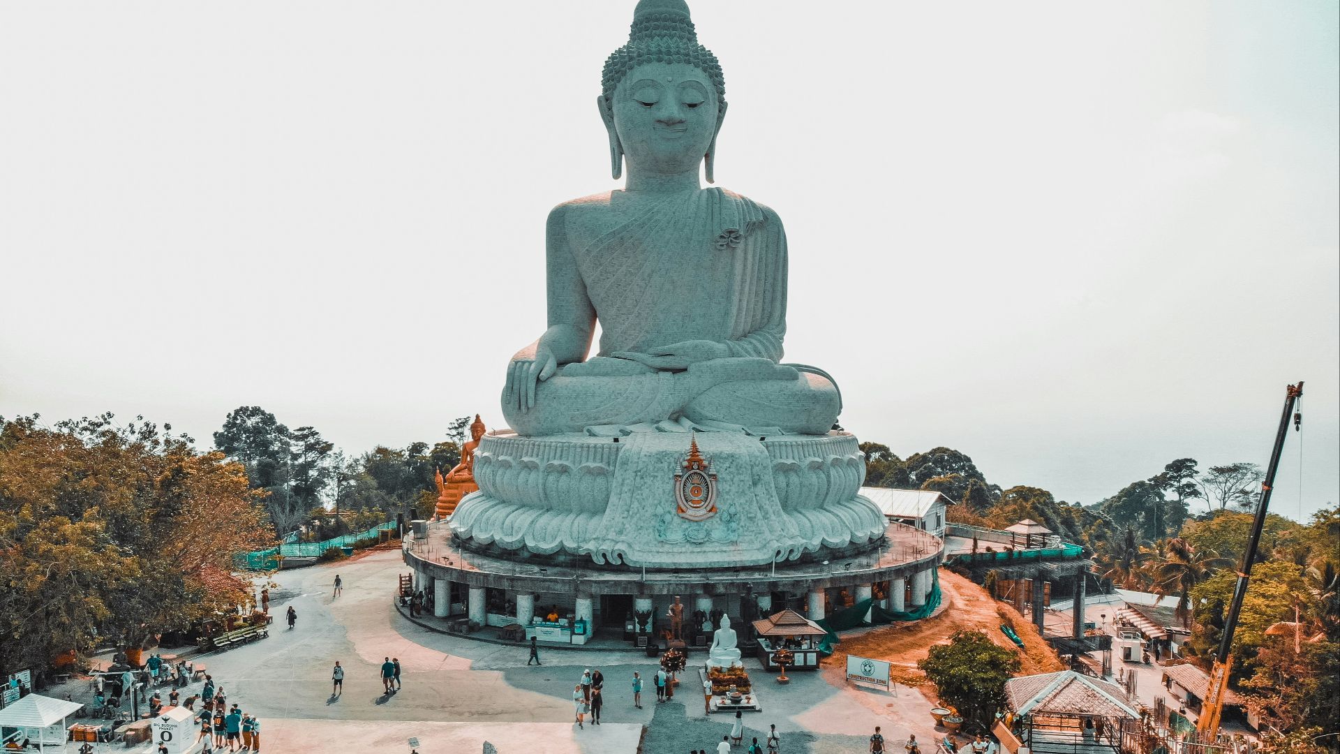gray concrete statue near green trees during daytime