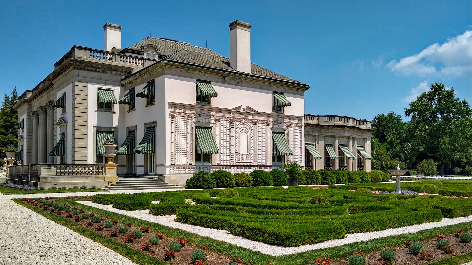 File:Nemours Estate - Mansion side garden.jpg