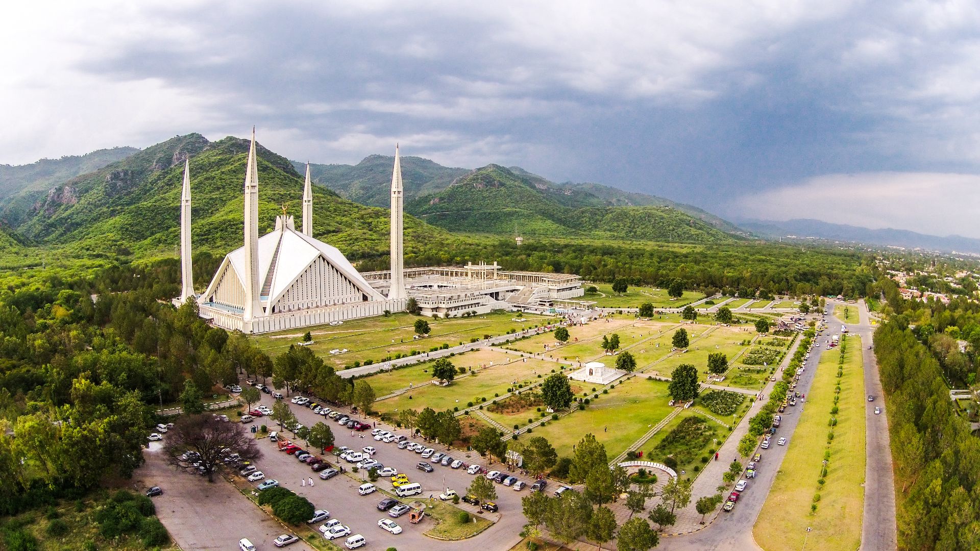 File:Faisal Mosque snuggled in the hills of Margalla.jpg