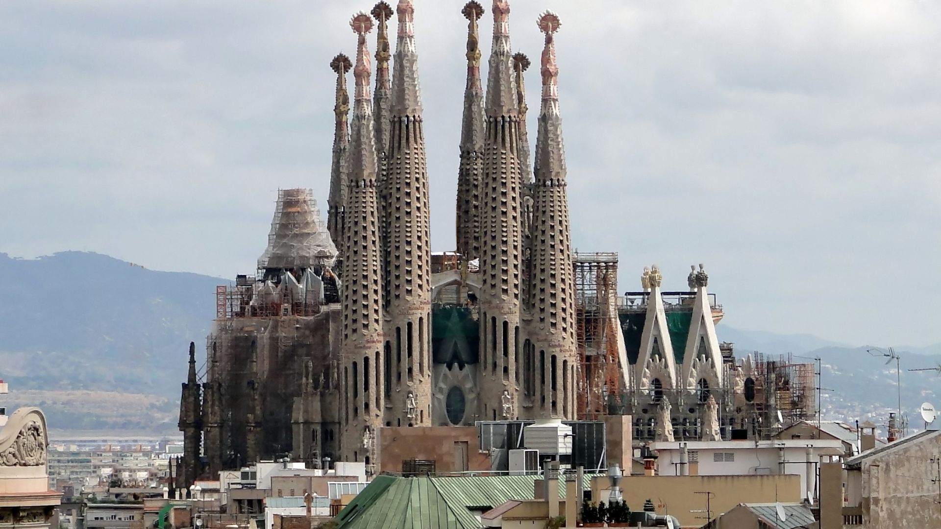 File:Sagrada Familia 01.jpg