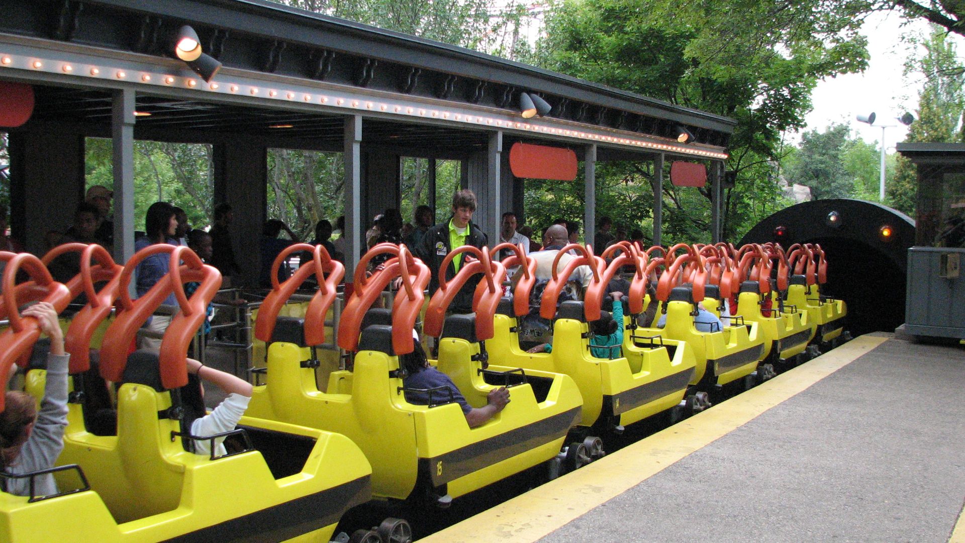 File:Demon (Six Flags Great America) 1.jpg