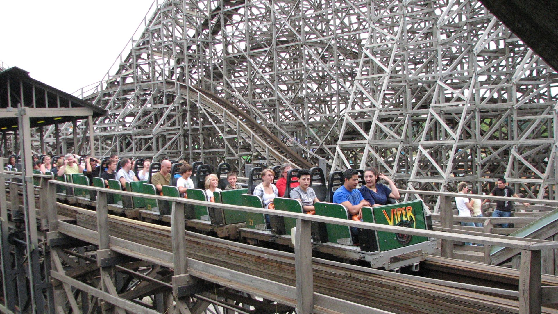 File:Viper (Six Flags Great America) 2.jpg