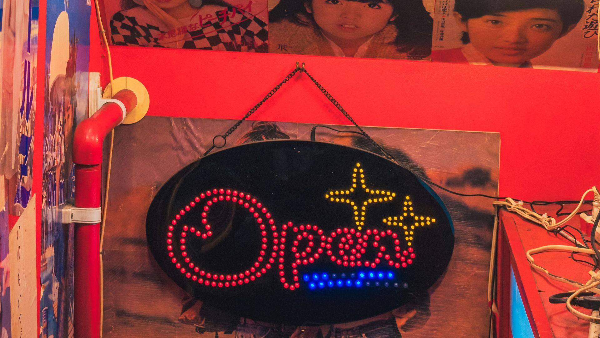 a sign that is on the side of a wall