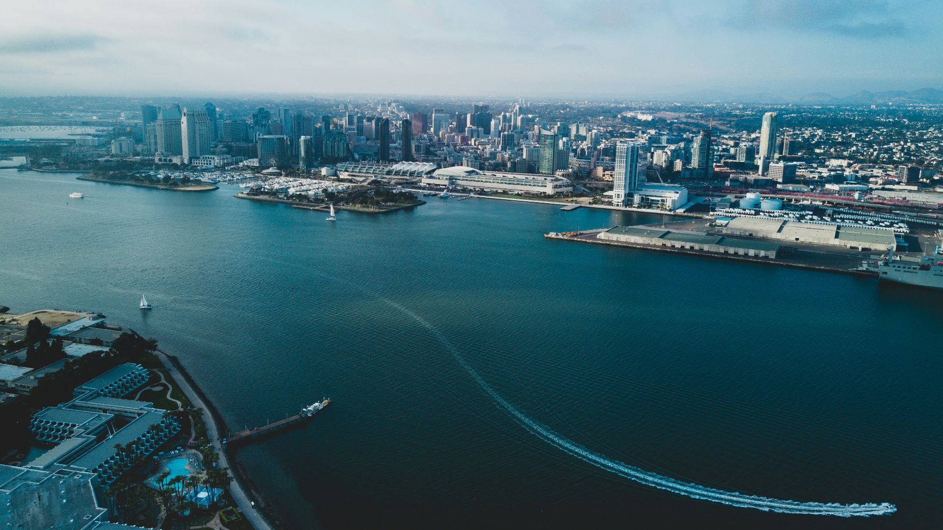 photography of boat in body of water
