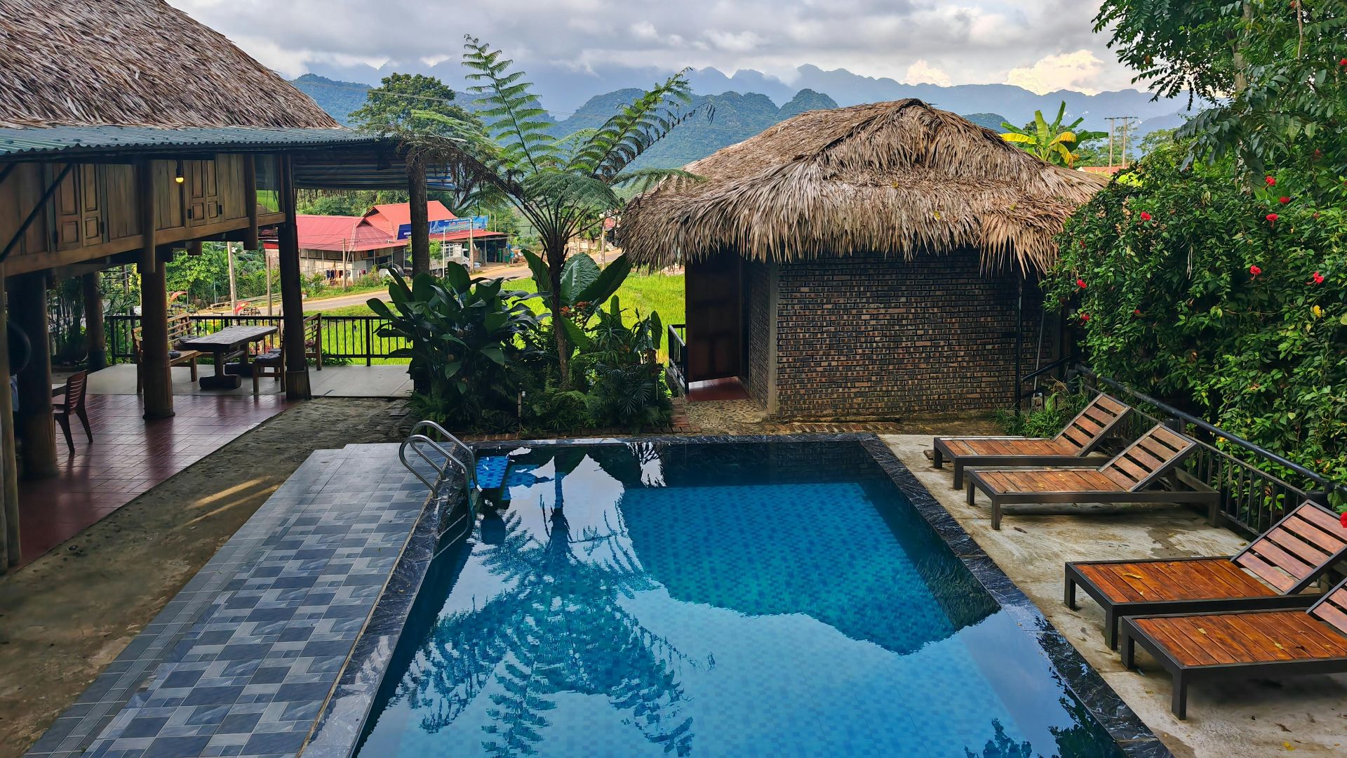 Trưởng Bản  Review