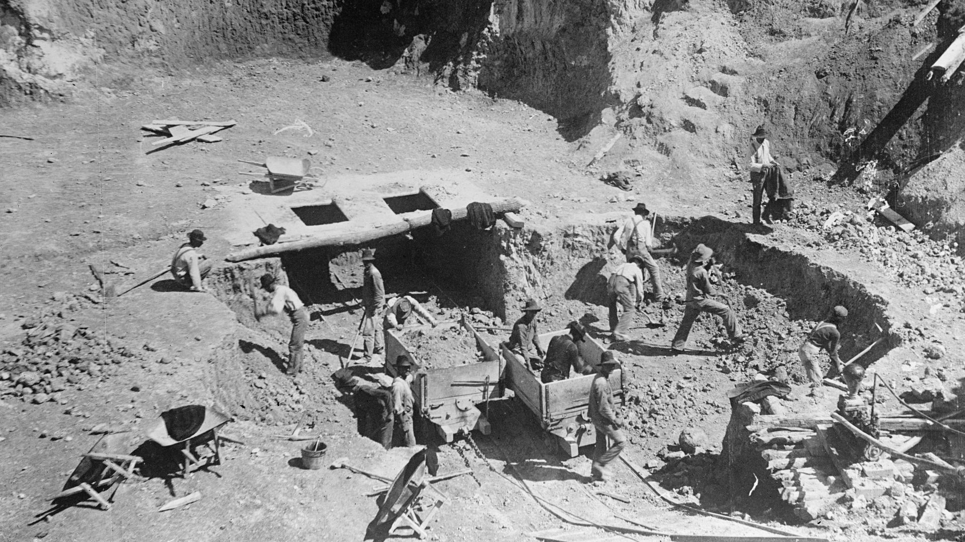 File:Bauxite mine in Missouri, Bauxite is used in making aluminum LCCN2016821903.jpg