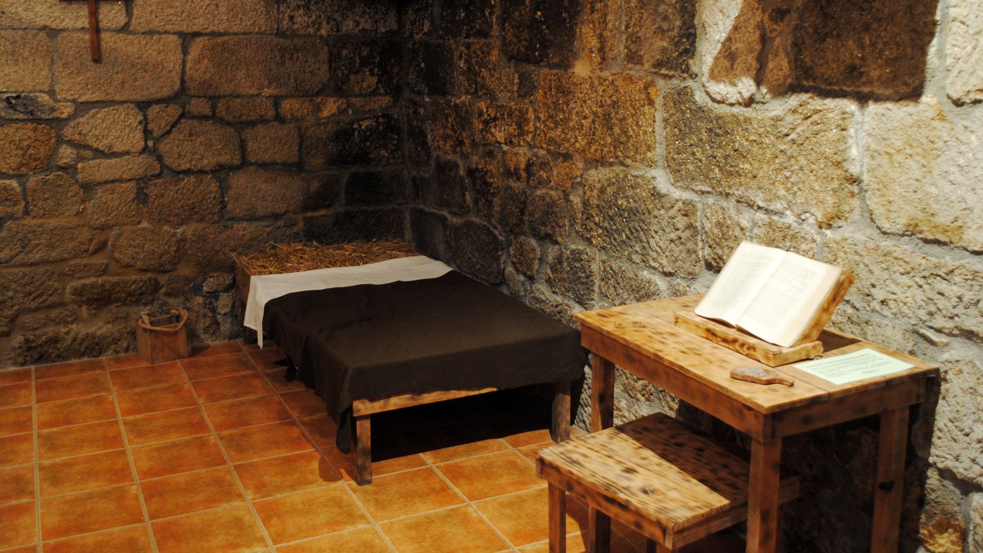 File:S. Pedro de Rocas, cela.JPG