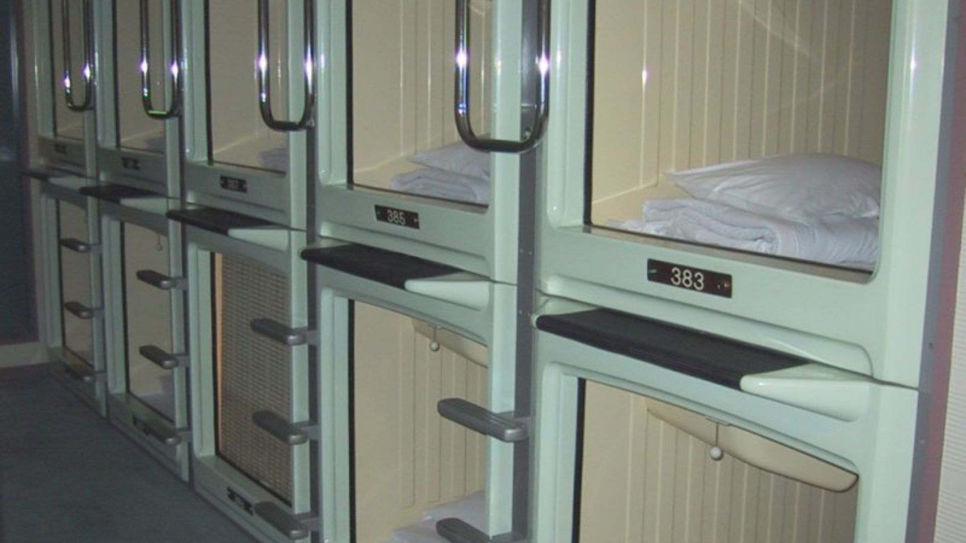 File:CapsuleHotel.jpg