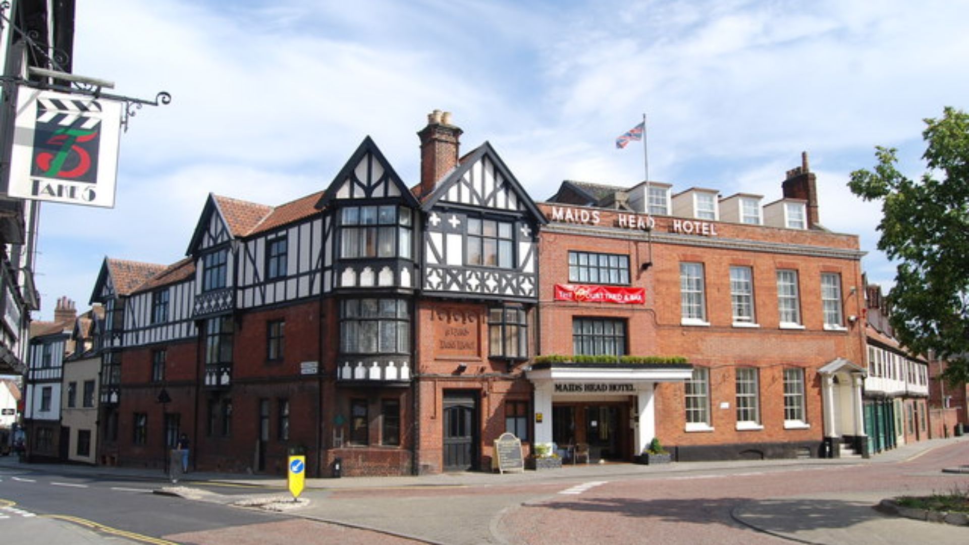 File:Maid's Head Hotel - geograph.org.uk - 1398280.jpg
