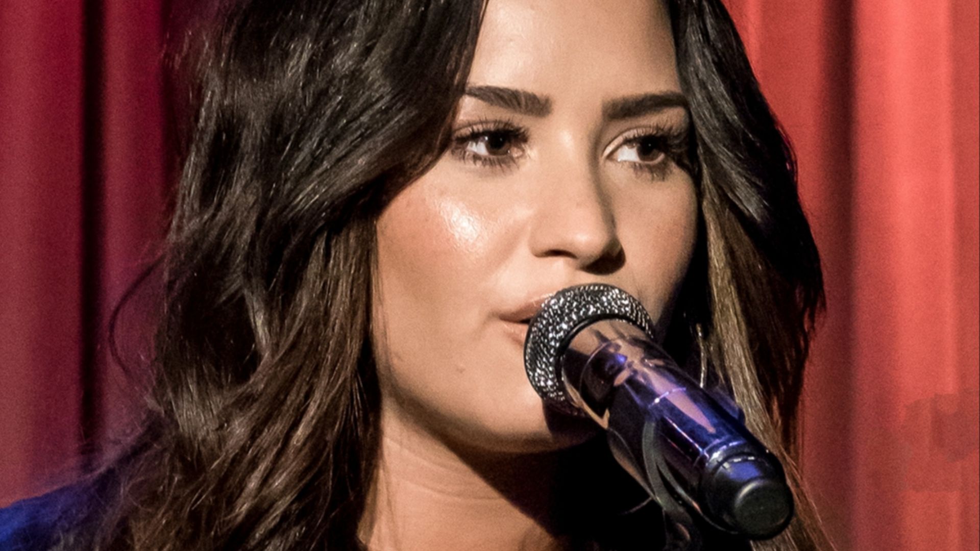 File:Demi Lovato in 2017 cropped 01.jpg