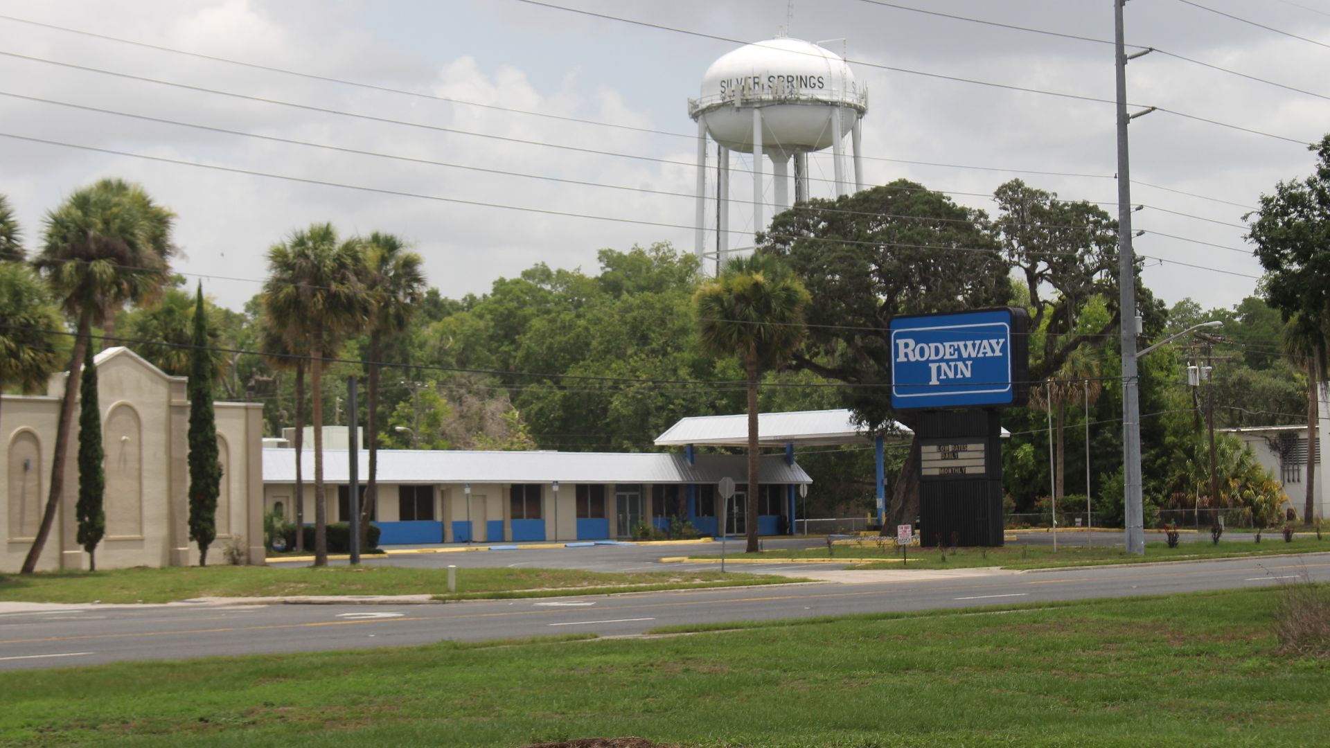 File:Rodeway Inn, Silver Springs, Marion County, Florida.jpg