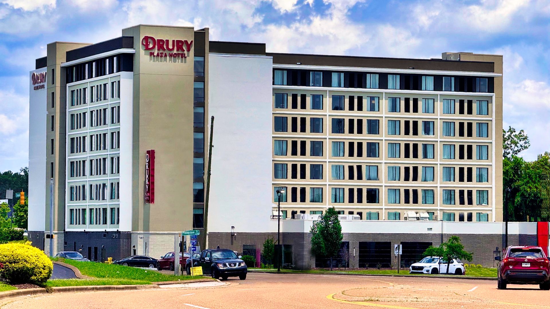 File:Drury Plaza Hotel at Hamilton Place in Chattanooga, Tennessee.jpg