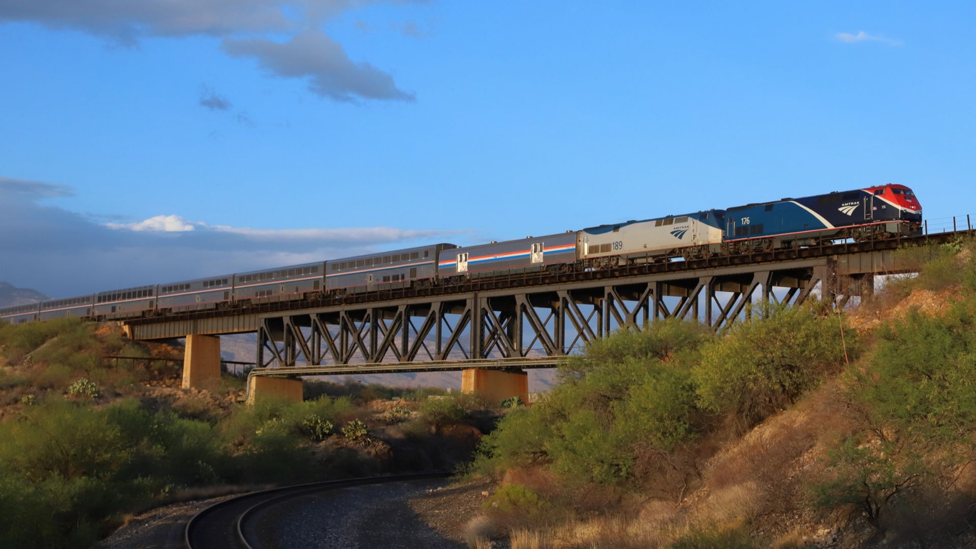 File:Sunset Limited at Vail, Arizona, May 2025.jpg
