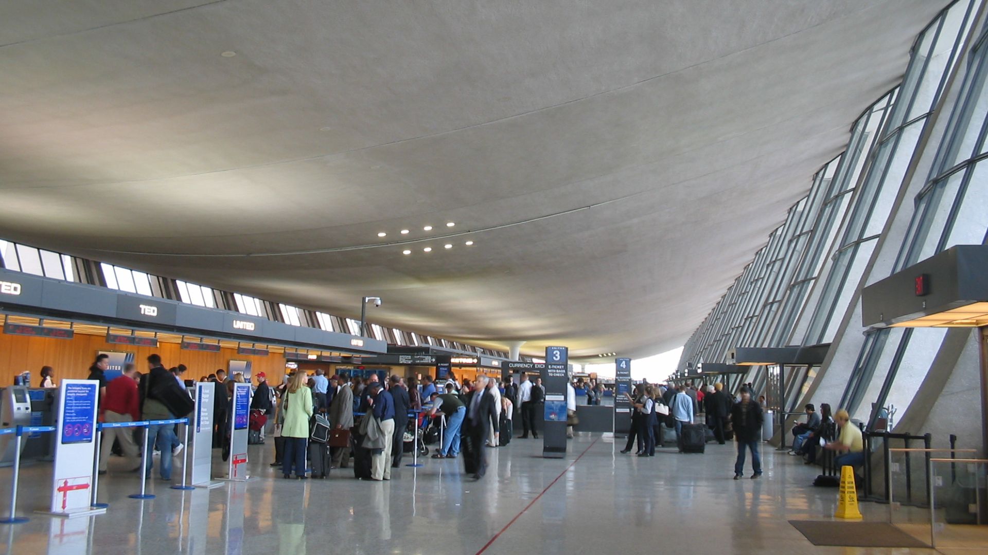 File:Washington Dulles International Airport main terminal.jpg