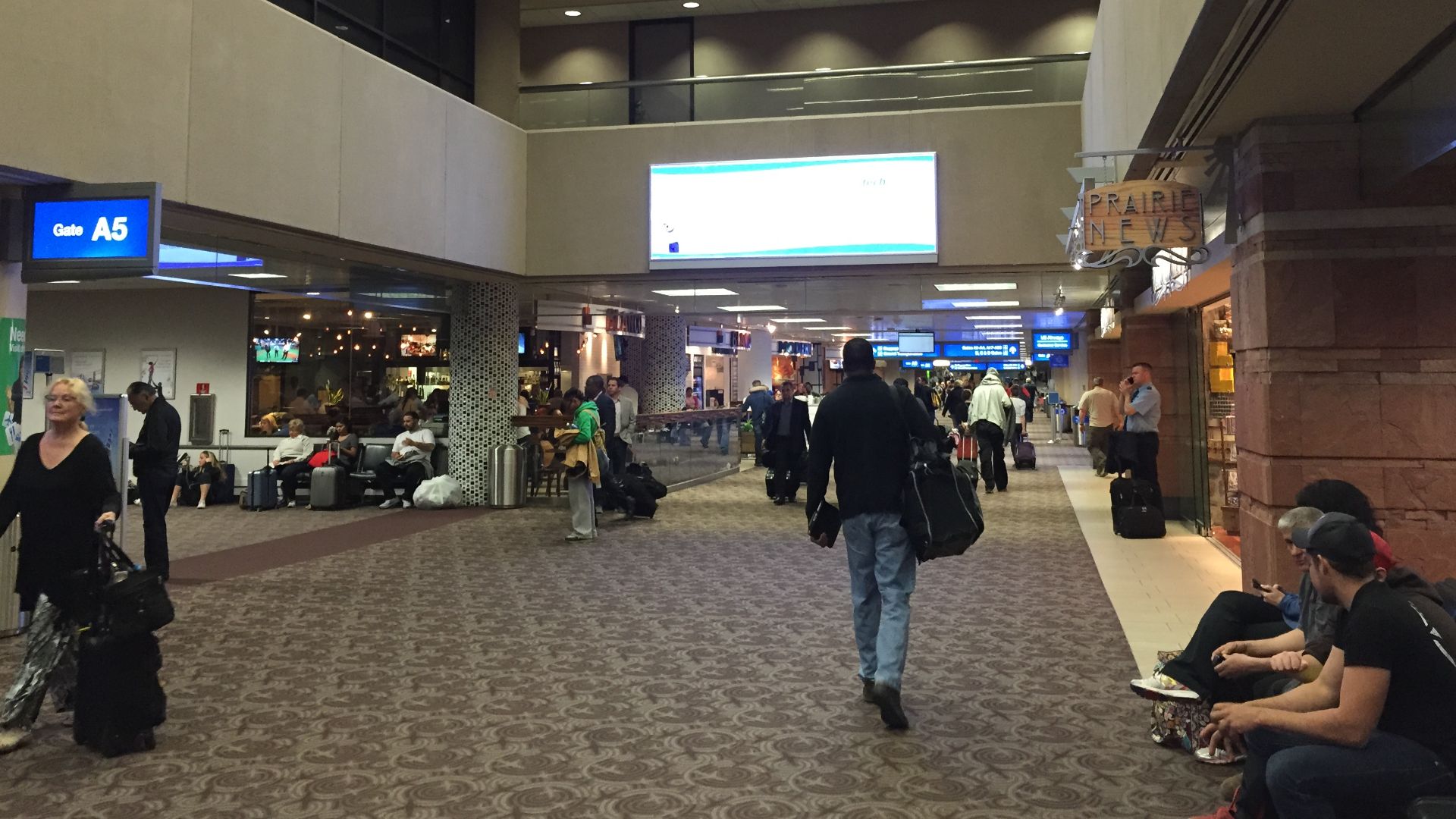 File:2015-04-08 20 59 32 Interior view of Terminal 4 near Gate A5 at Phoenix Sky Harbor International Airport, Arizona.jpg