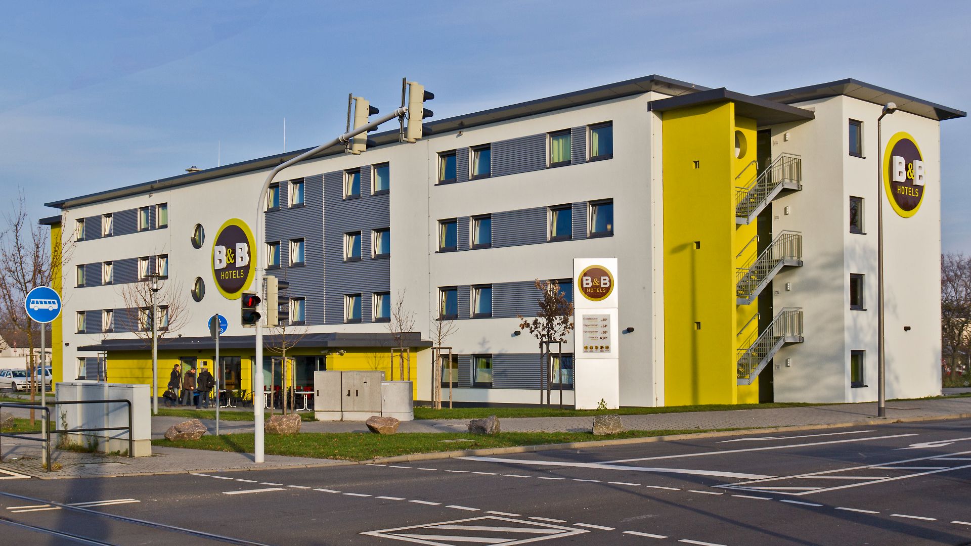 File:Mannheim B&B Hotel 20101128.jpg