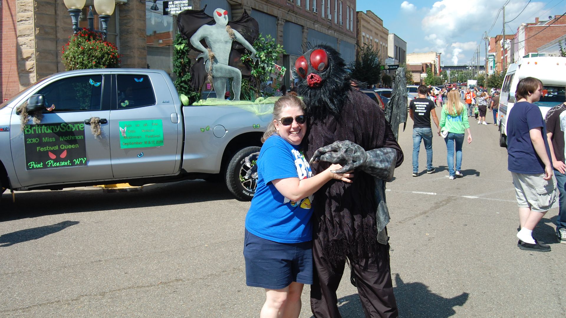 File:2011 Mothman Festival.jpg