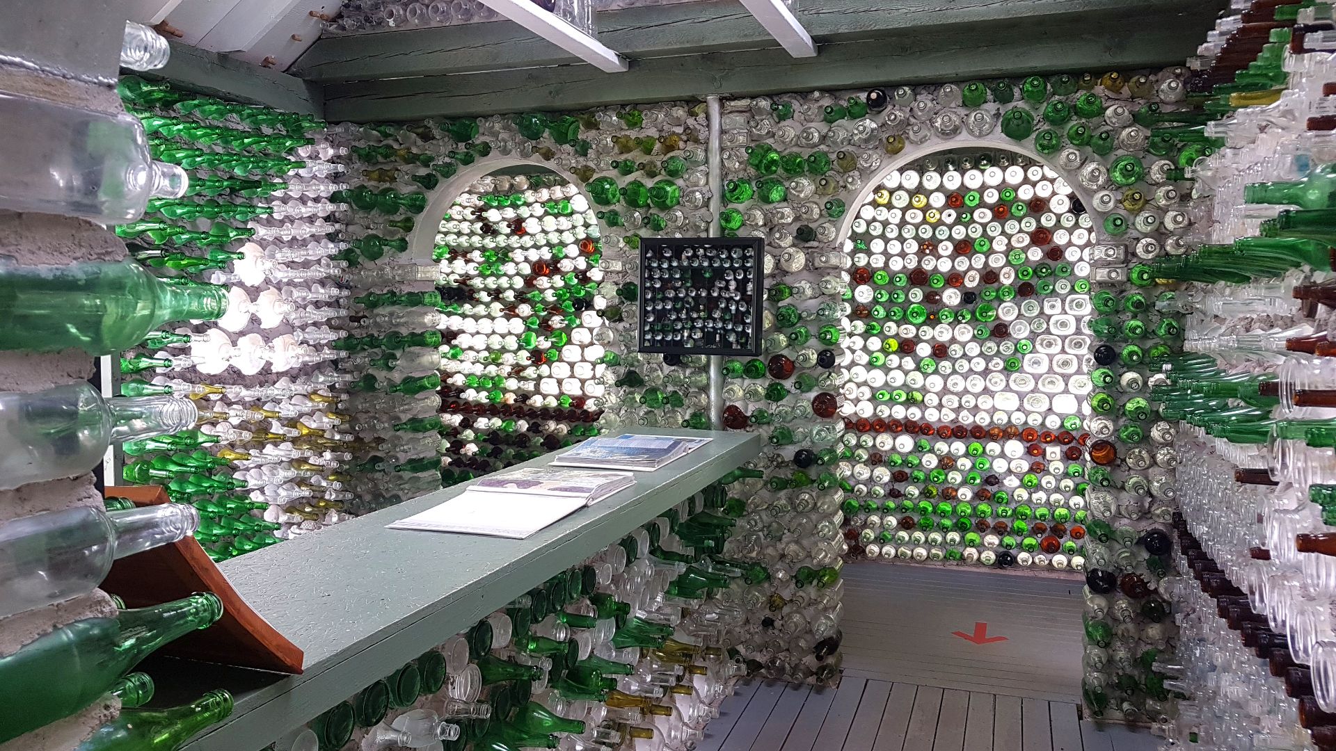 File:Les maisons de bouteilles - Bottle Houses - The six gabled house (2).jpg