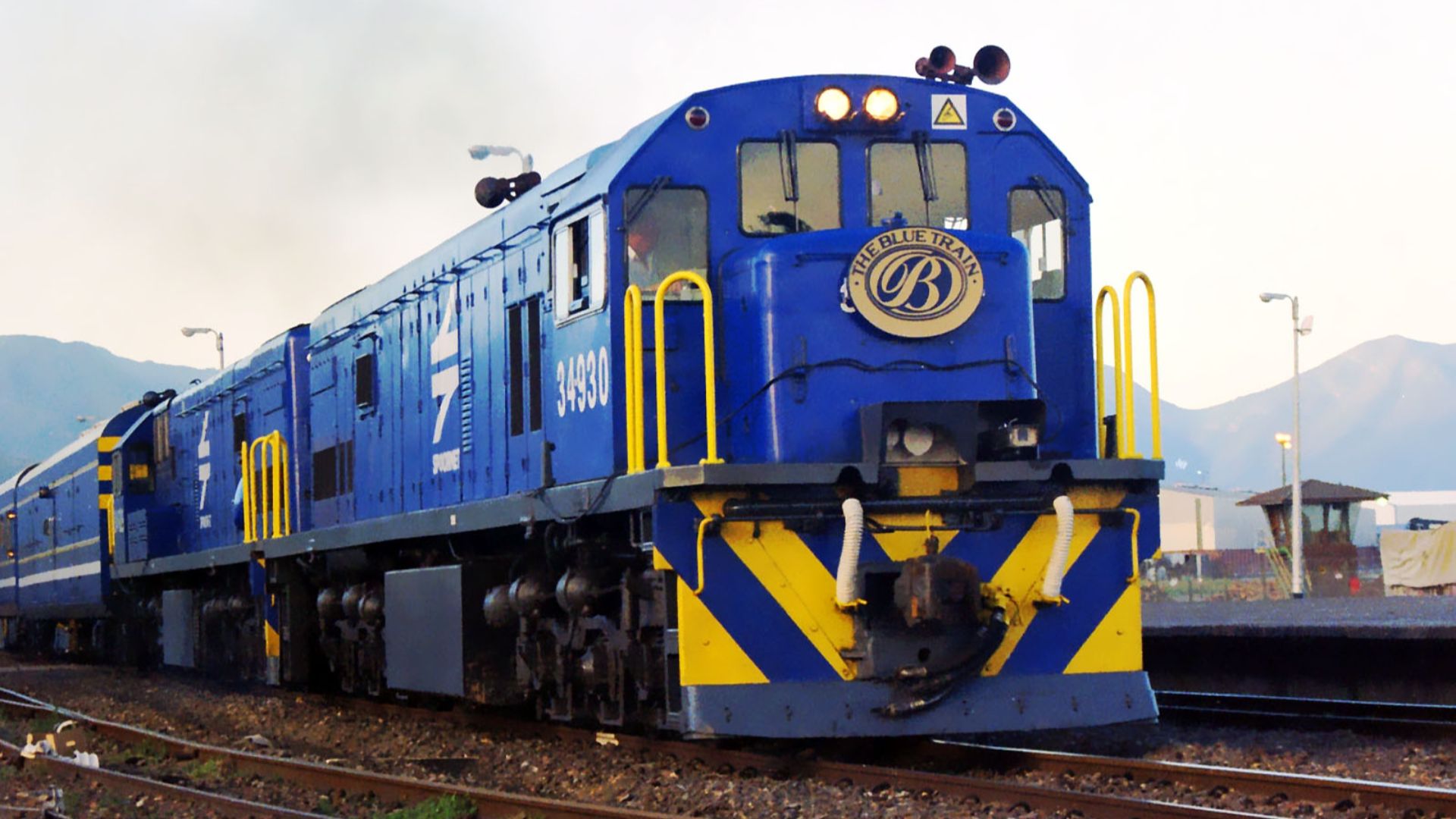 File:Transnet Class 34 GE U26C 34-930 and 34-929 head the Blue Train (14053522550).jpg