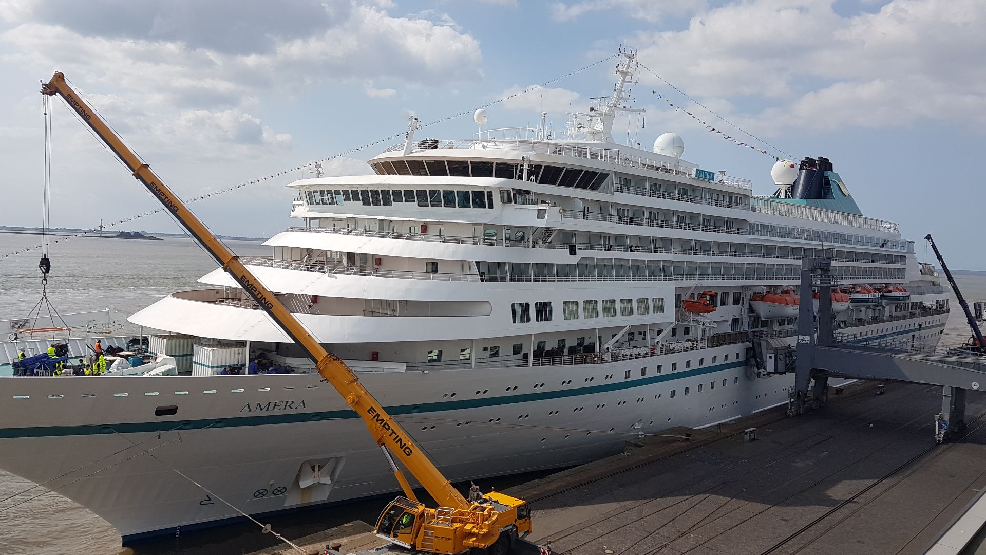 File:Amera Phoenix Reisen in Bremerhaven.jpg