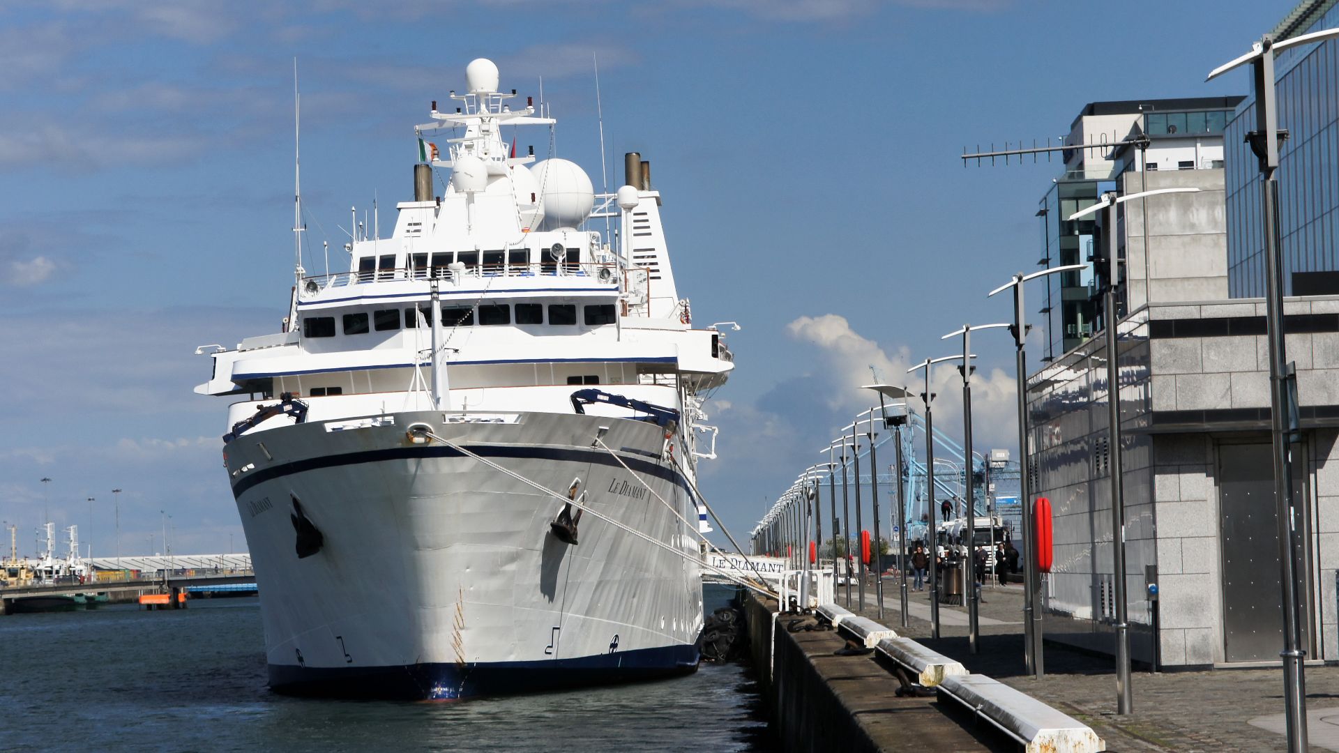 File:Le Diamant is a small cruise ship operated by Compagnie du Ponant, of France (5864420670).jpg