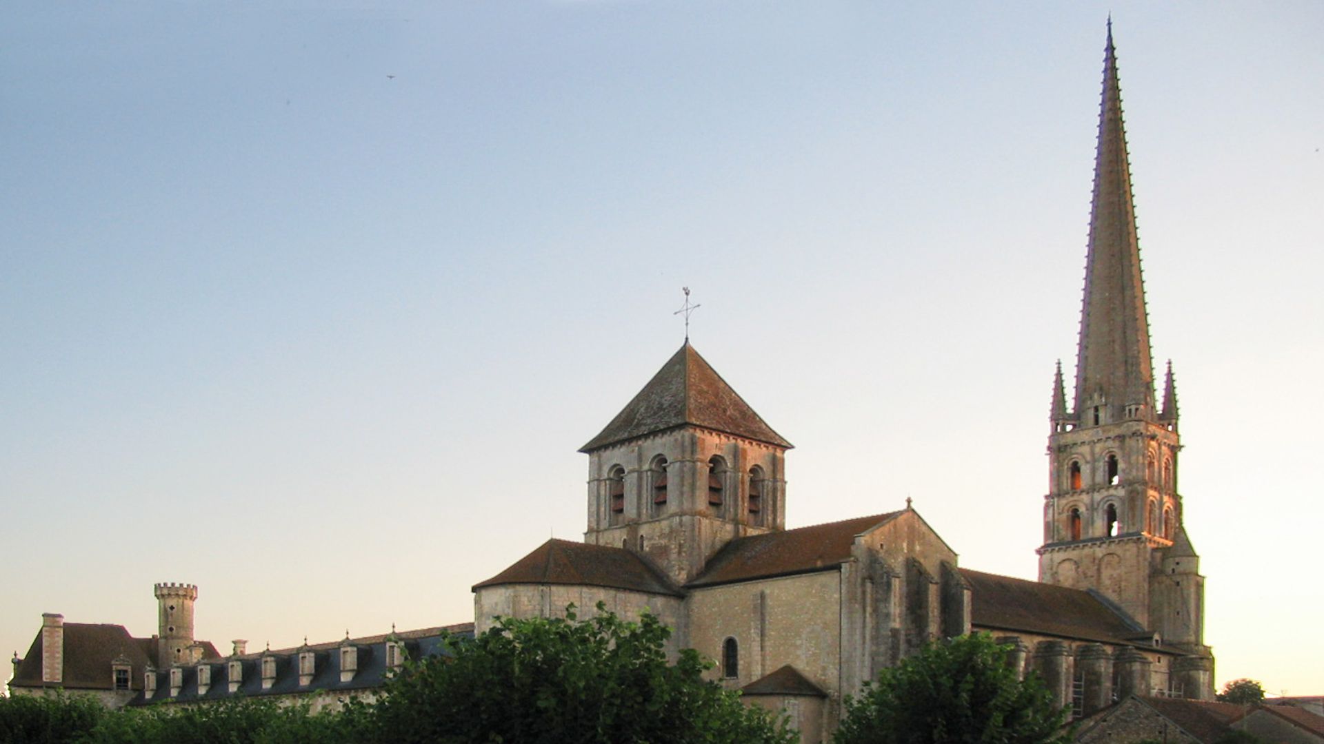 File:Abbaye Saint-Savin-sur-Gartempe 2006-07-10 3.jpg