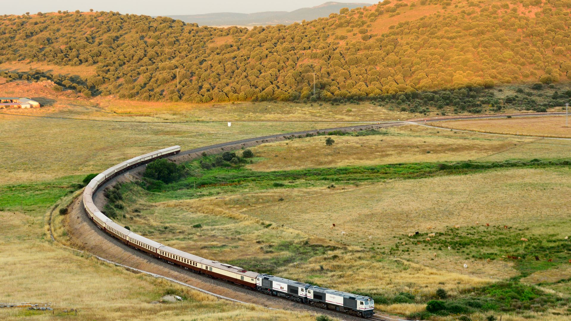 File:Renfe 319.323 + 319.304