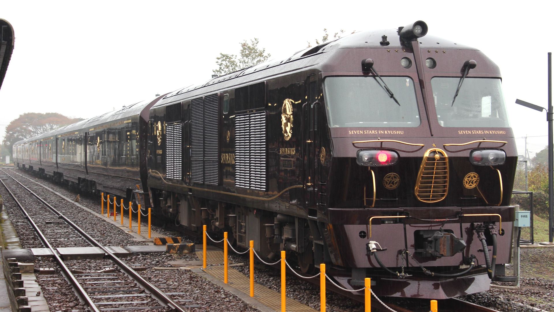 File:Seven Stars in Kyushu at Aso Station 20131103.jpg