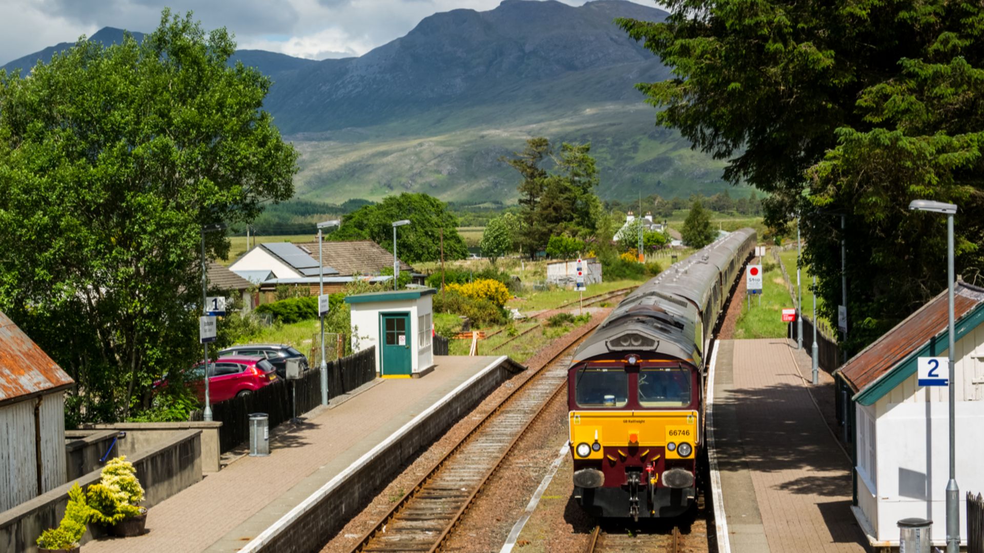 File:Arriving at Strathcarron (geograph 5414338).jpg