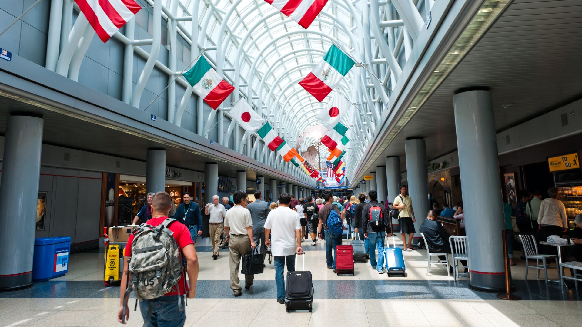 File:Chicago O'Hare International airport hallway.jpg
