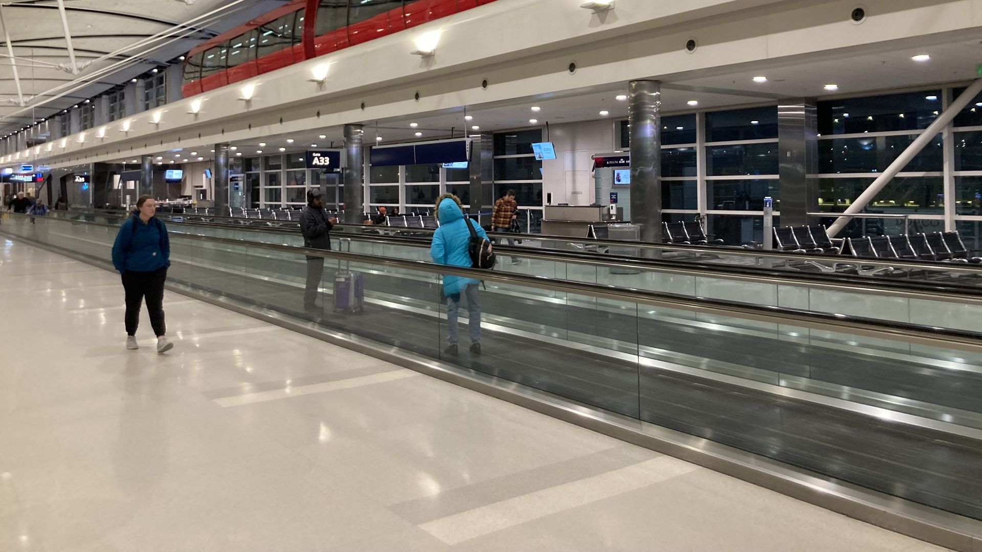 File:ExpressTram runs through Concourse A of Detroit Metropolitan Airport.jpg