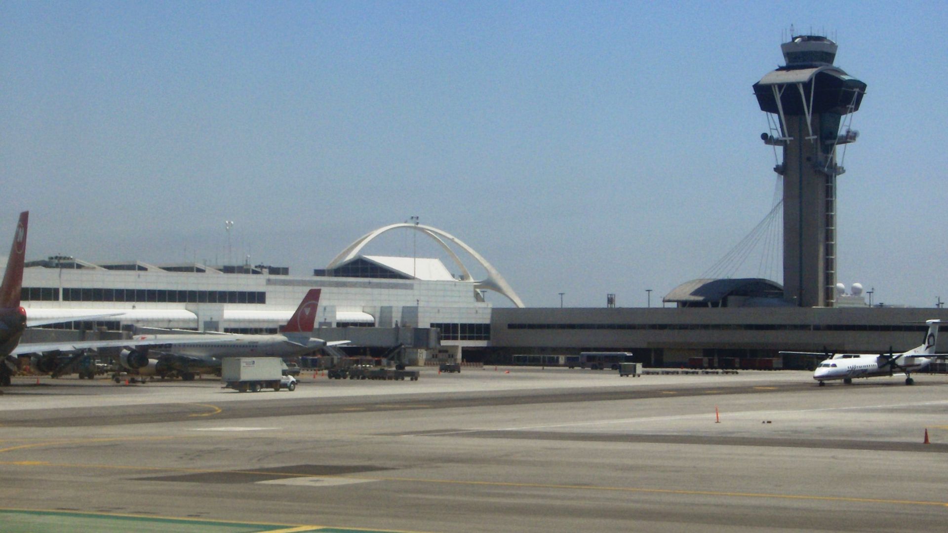 File:Los Angeles International Airport (LAX) tarmac.jpg