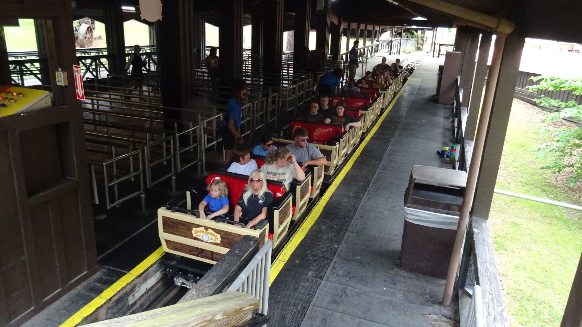 File:Dahlonega Mine Train station - Six Flags Over Georgia.jpg