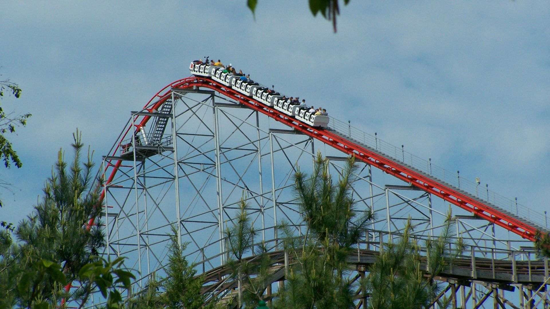 File:Cedar Point 2008 Magnum XL-200 cars going up hill (3244767453).jpg