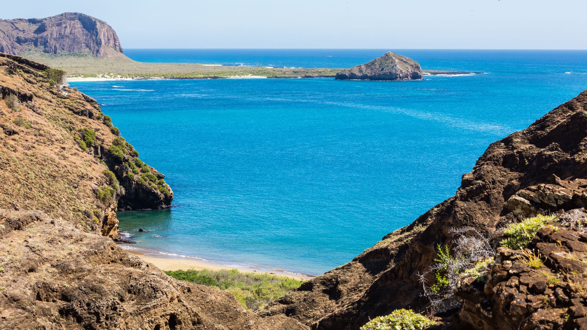 File:Paisaje en Punta Pitt, isla de San Cristóbal, islas Galápagos, Ecuador, 2015-07-24, DD 75.JPG