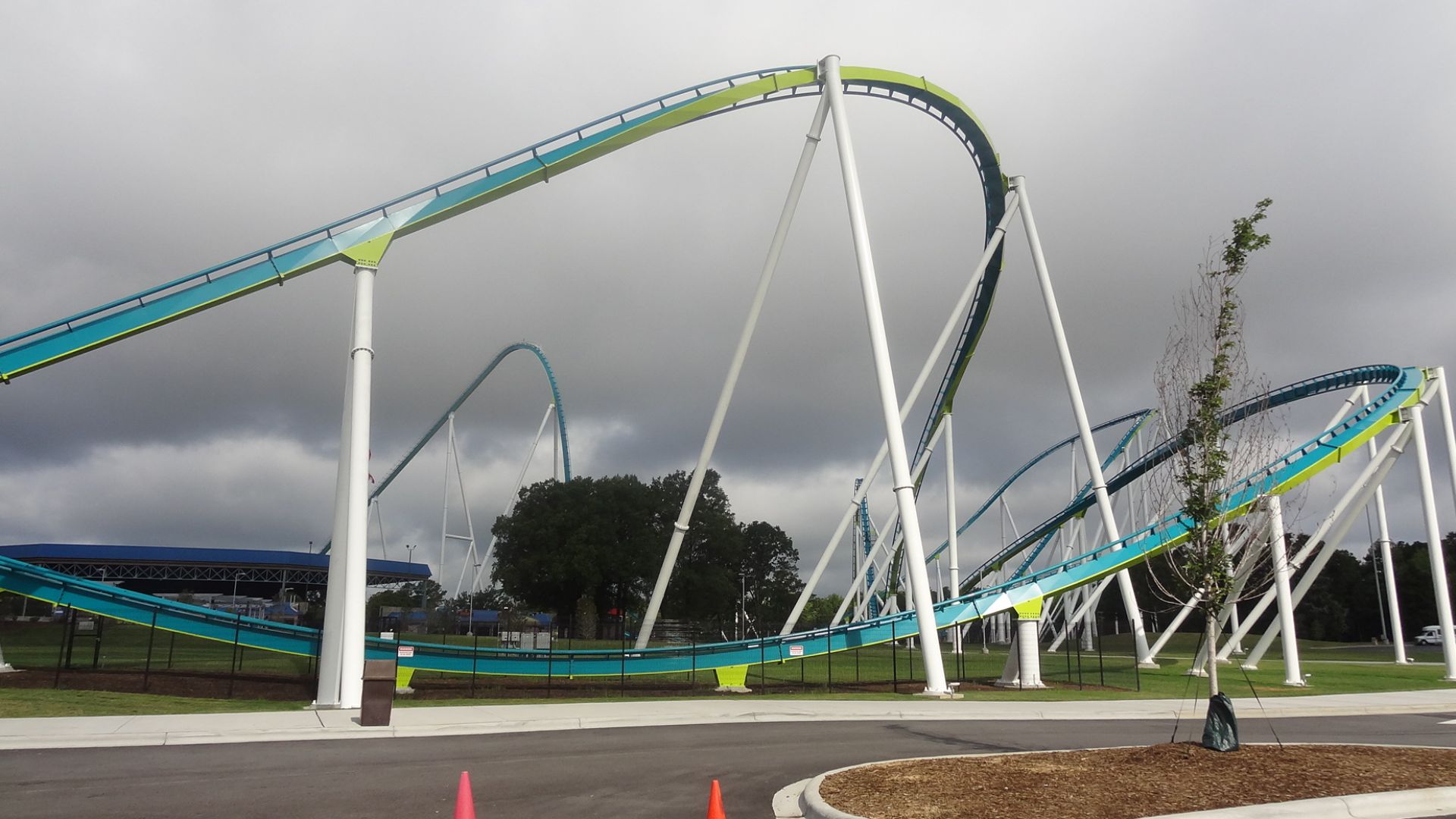 File:Fury 325 (Carowinds) 1.jpg