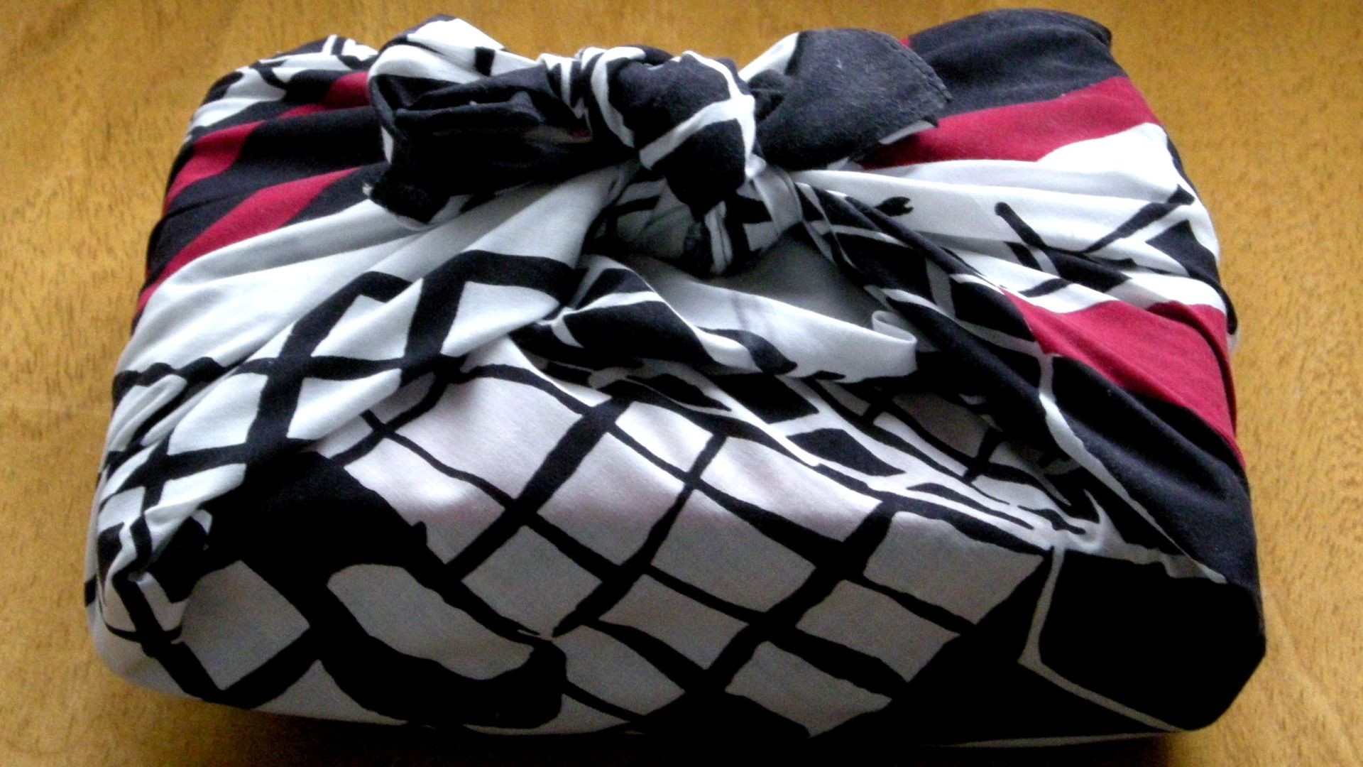 File:Furoshiki designed by Friedensreich Hundertwasser for 'Fernwärme Wien' AG.jpg