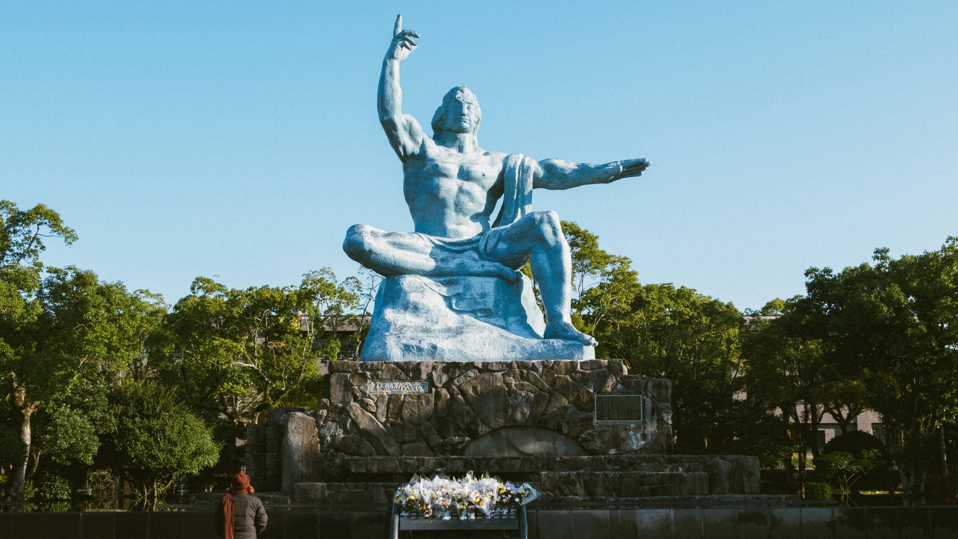 man riding horse statue during daytime