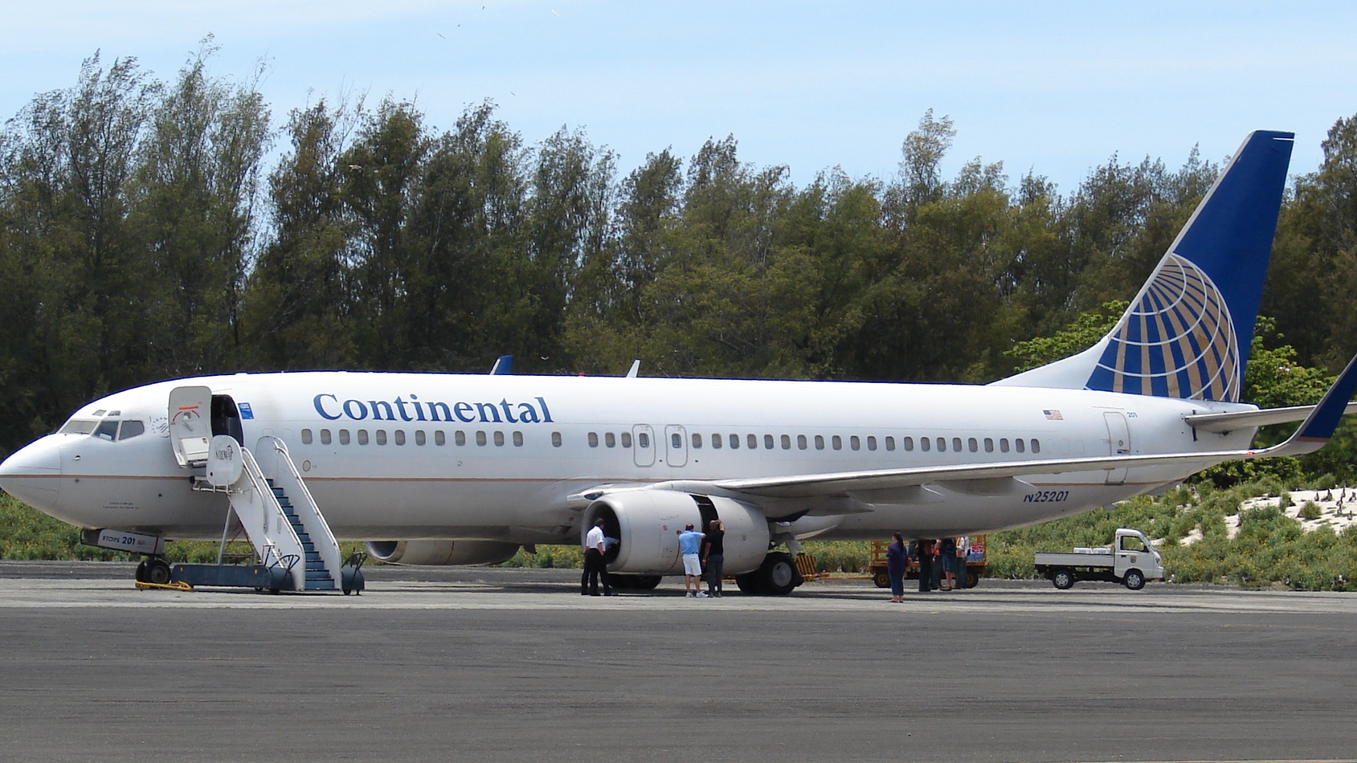 File:Starr 080604-6138 Continental Airlines Boeing 737-824 (N25201) at Henderson Field, Midway Atoll.jpg