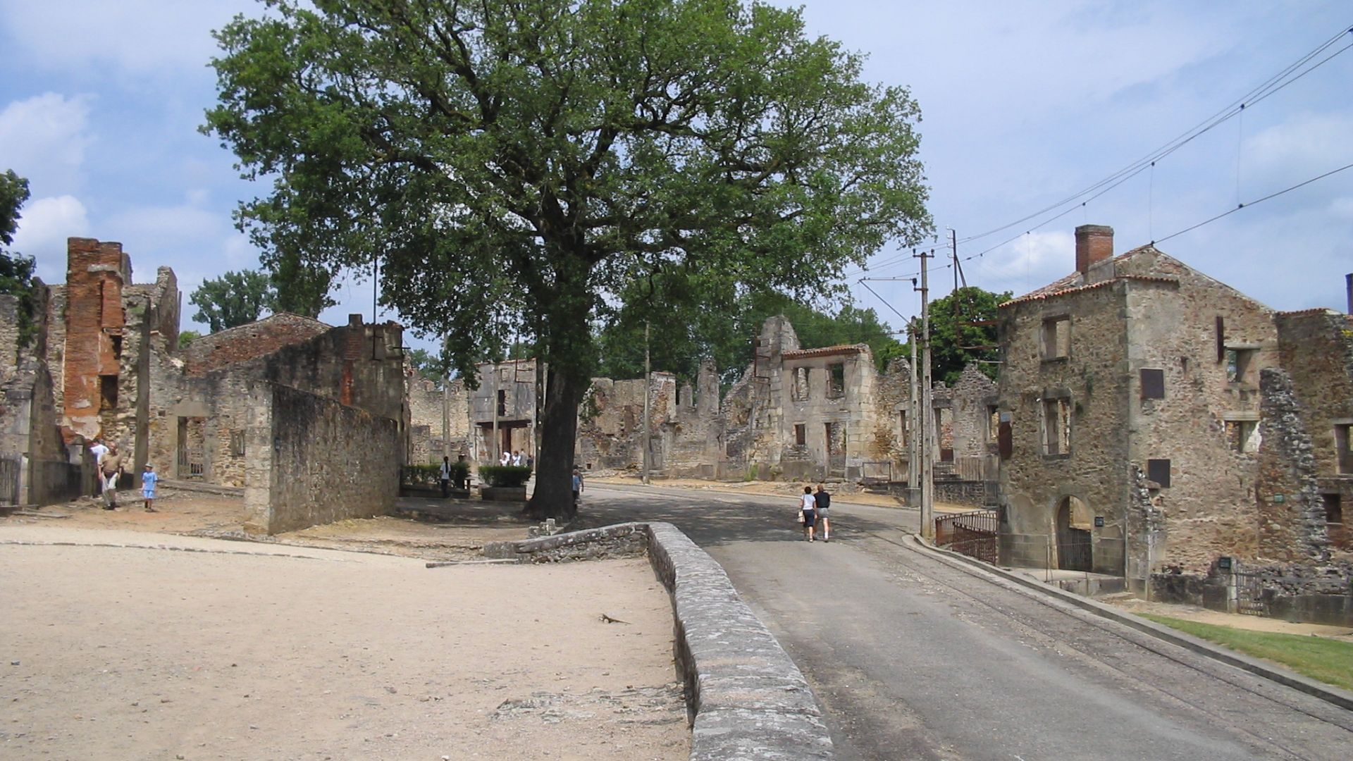 File:Oradour-sur-Glane-Streets-1290.jpg