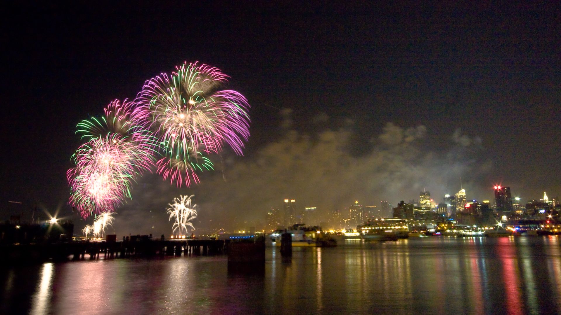 File:Macy's Independence Day Fireworks from Hoboken - New York 2.jpg