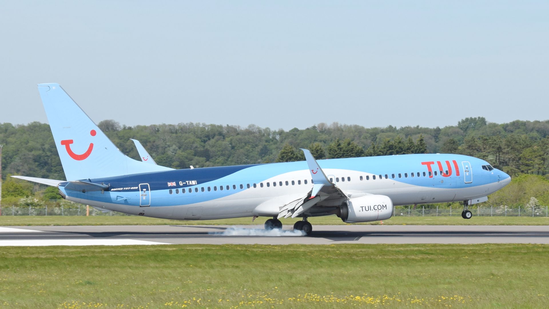 File:TUI Airways Boeing 737-800 (G-TAWI) lands Bristol Airport 14May2019 arp.jpg