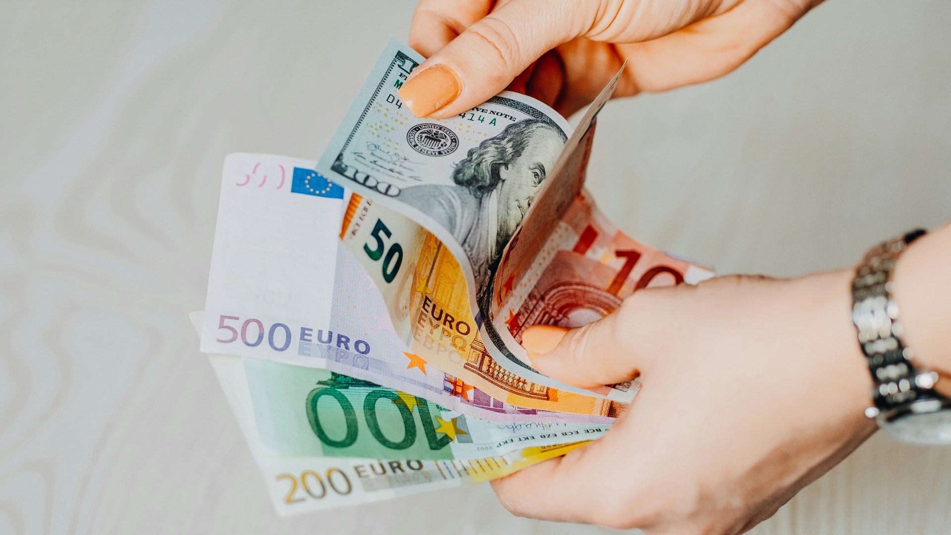 person holding 100 euro bill