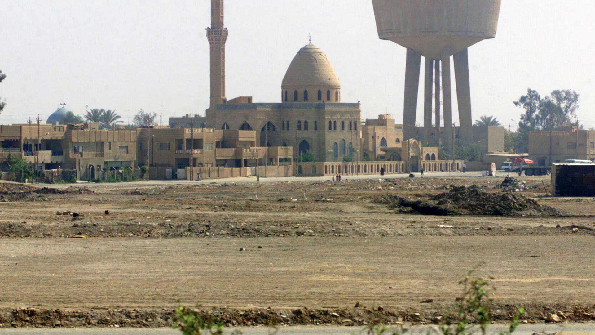 File:A view of the city of Baghdad, Iraq, from a distance during Operation IRAQI FREEDOM - DPLA - b966d6213bf1ab2a04e7b7600766a33f.jpeg