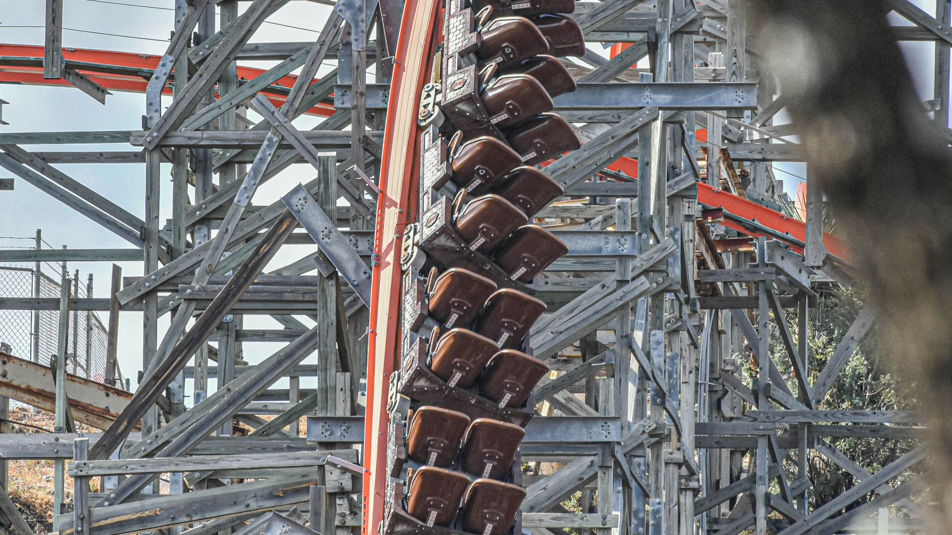 brown and gray roller coaster rail